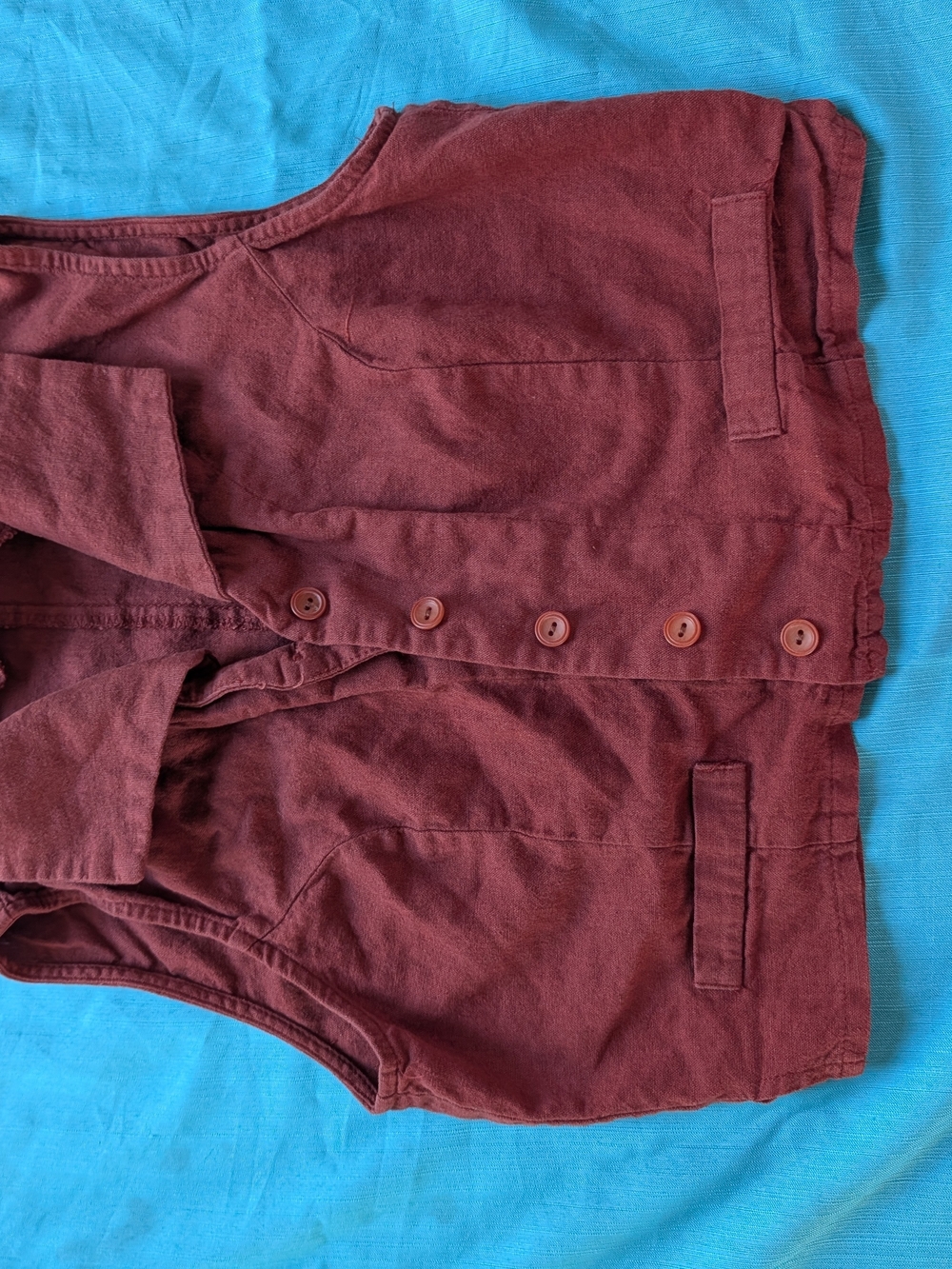 le chateau Women's Sleeveless Button-Down Vest in Burgundy - Picture 3 of 4